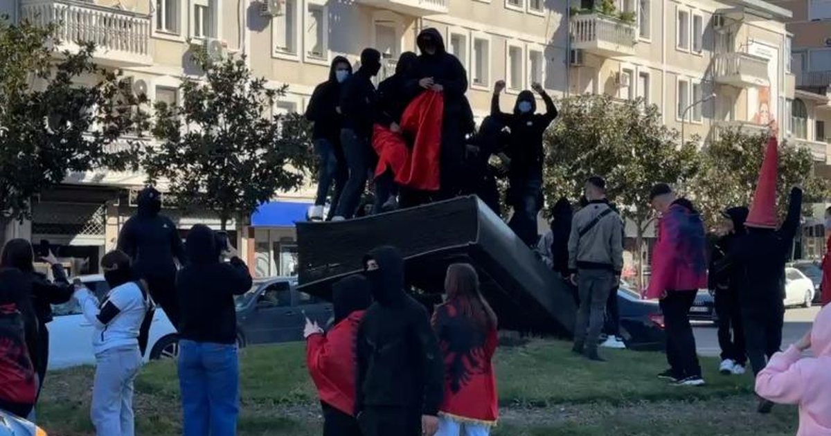 E maskuar vandalizuan monumentin e Lahutës së Malcis, Shalsi: Si mund të luftojmë për të ardhmen kur nuk njohim krenaritë e vendit
