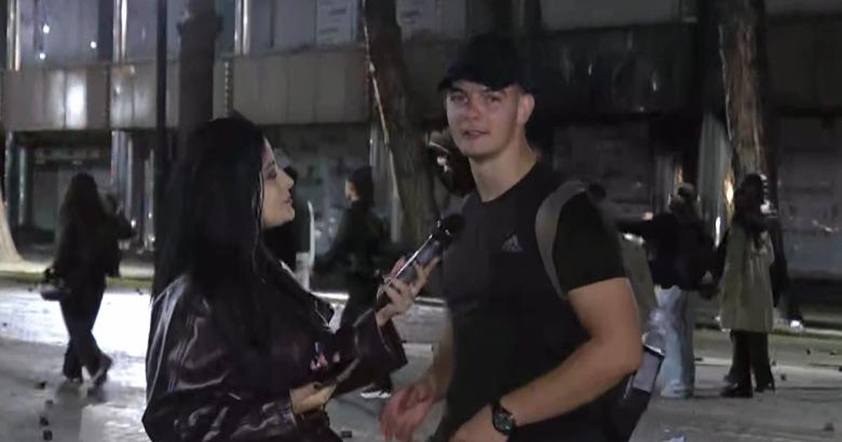 Protestuesi pa maskë në fytyrë: Çunat janë shpërndarë, por do të mblidhemi prapë, protesta vazhdon