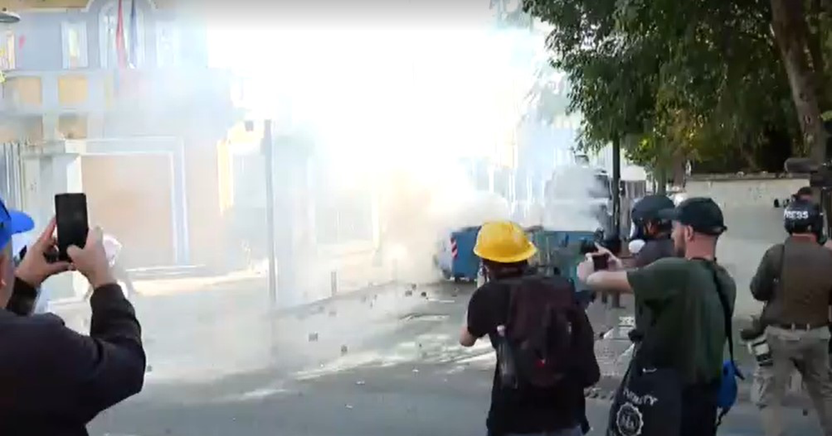 Protestuesit gjuajnë me gurë Ministrinë e Arsimit, policia përdor ujë