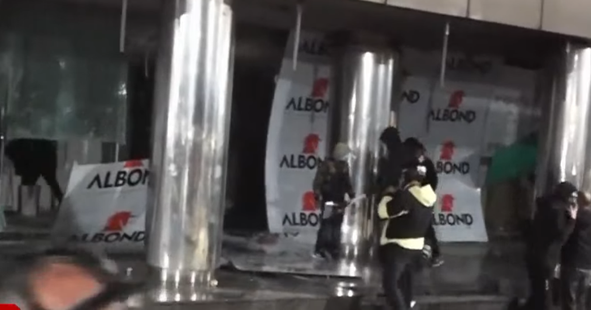 Të rinjtë sulmojnë bizneset gjatë protestës në Tiranë