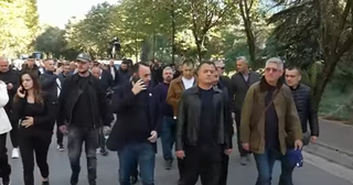 Berisha qëndron në zyrë, protesta e opozitës nis pa të