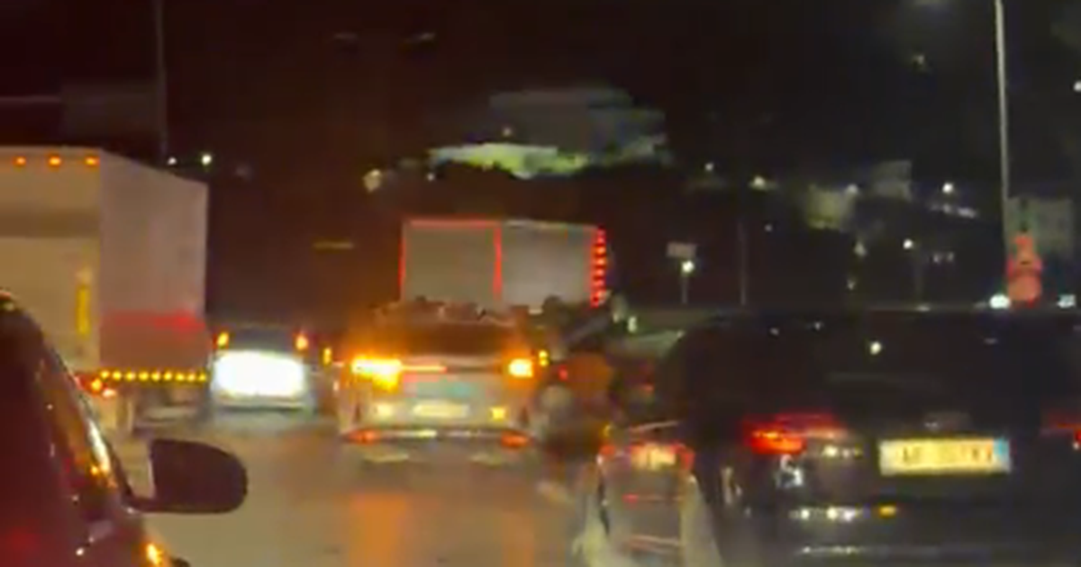 Përplasje e tri mjeteve pranë nyjes së autostradës Durrës–Tiranë, një makinë përfundon e përmbysur