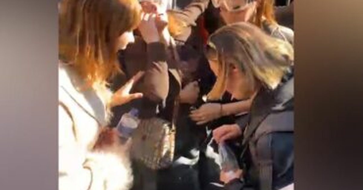 Protestuesja humbet ndjenjat gjatë tubimit para Ministrisë së Arsimit