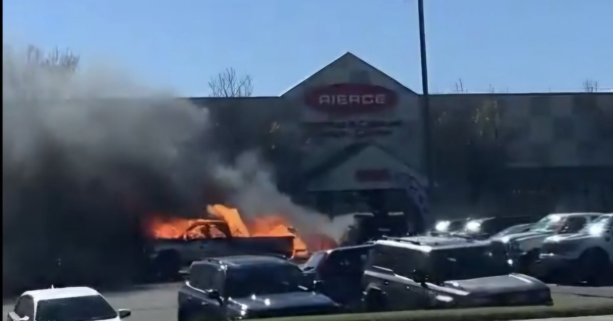 Shpërthim i fuqishëm në parking, kamioni përfshihet nga flakët