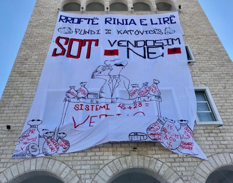 Studentët ngrenë zërin në Politeknikun e Tiranës me banderolën Rroftë rinia e lirë