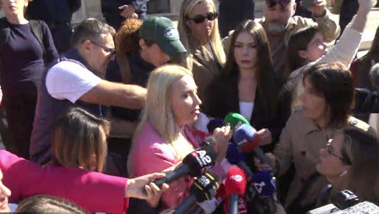 Pedagogët protestojnë, drejtoresha e MIA-s del para Kryeministrisë: Dyert janë të hapura për dialog