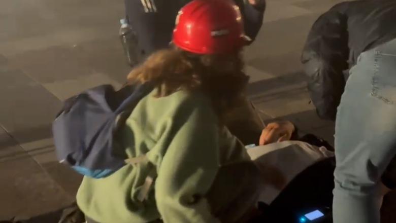 Protestuesi shtiret si i lënduar dhe shtrihet në mes të sheshit Skënderbej
