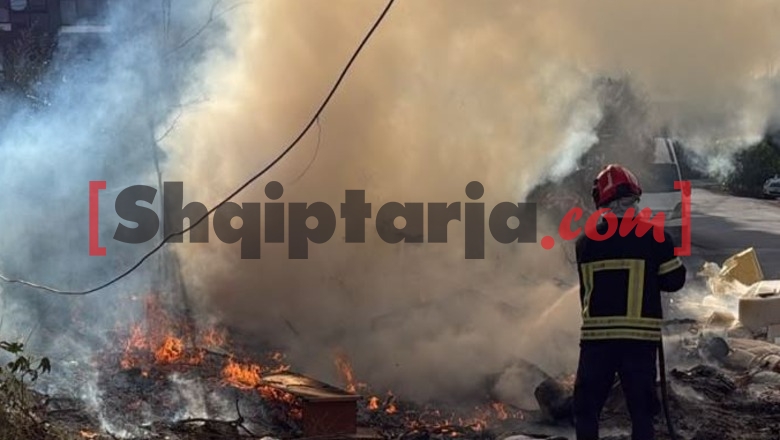 Sarandë, zjarri përfshin mbeturinat jashtë kontenierëve, tym i dendur shqetëson banorët, ndërhyjnë zjarrfikësit