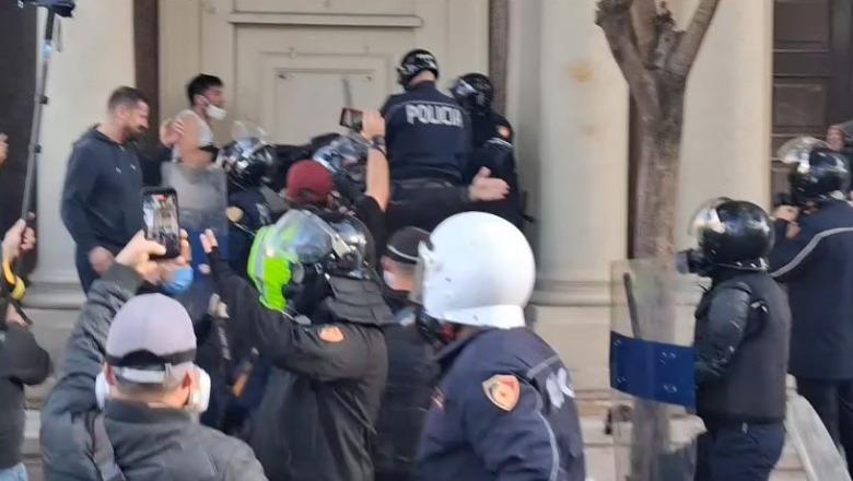 Policia arreston 23 protestues pas sulmeve ndaj institucioneve