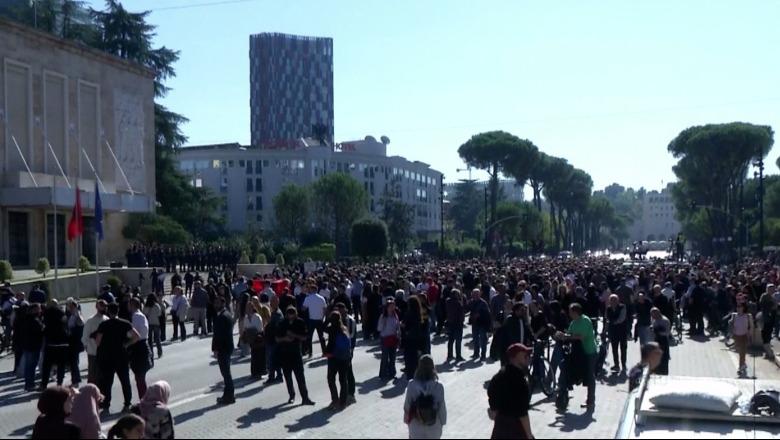 Pse i ngjajmë Perëndimit vetëm në shkatërrim, e jo në politikë dhe arsim?
