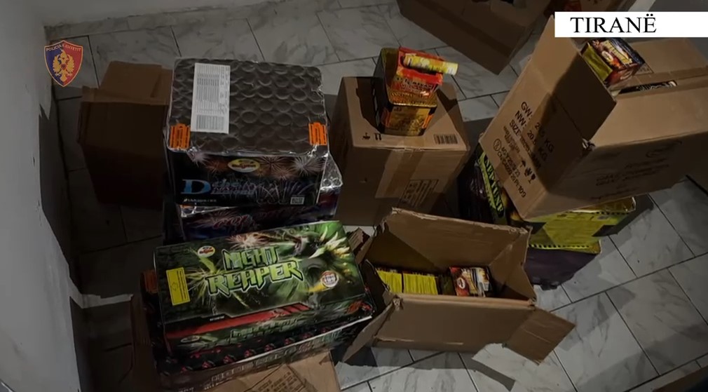 32-vjeçari arrestohet në Tiranë pasi iu gjetën 47 pako me lëndë piroteknike në banesë