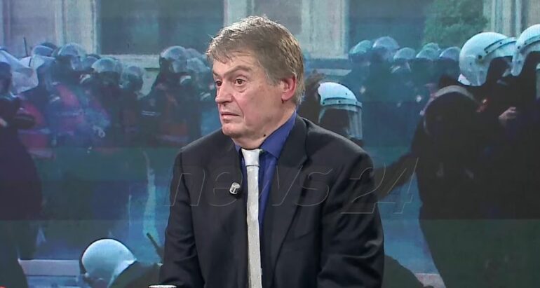 Vendosja e karrigeve në trotuar nuk tregon seriozitet, ftesat e Ramës për dialog me studentët janë butaforizma dhe kjo shoqëri nuk e duron më këtë situatë, thotë Topi.