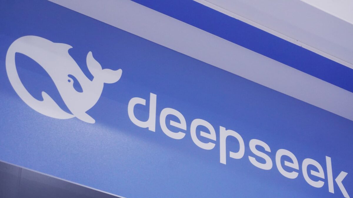 SHBA ndalon DeepSeek në agjencitë qeveritare, rritet përçarja teknologjike me Kinën
