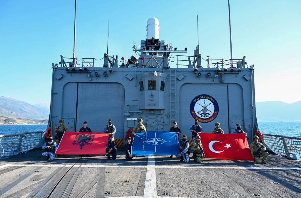 Shqipëria dhe Turqia forcojnë bashkëpunimin ushtarak me stërvitje të përbashkët në kuadër të NATO-s