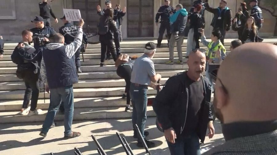 Protestuesit prishin karriget e dialogut të Ramës