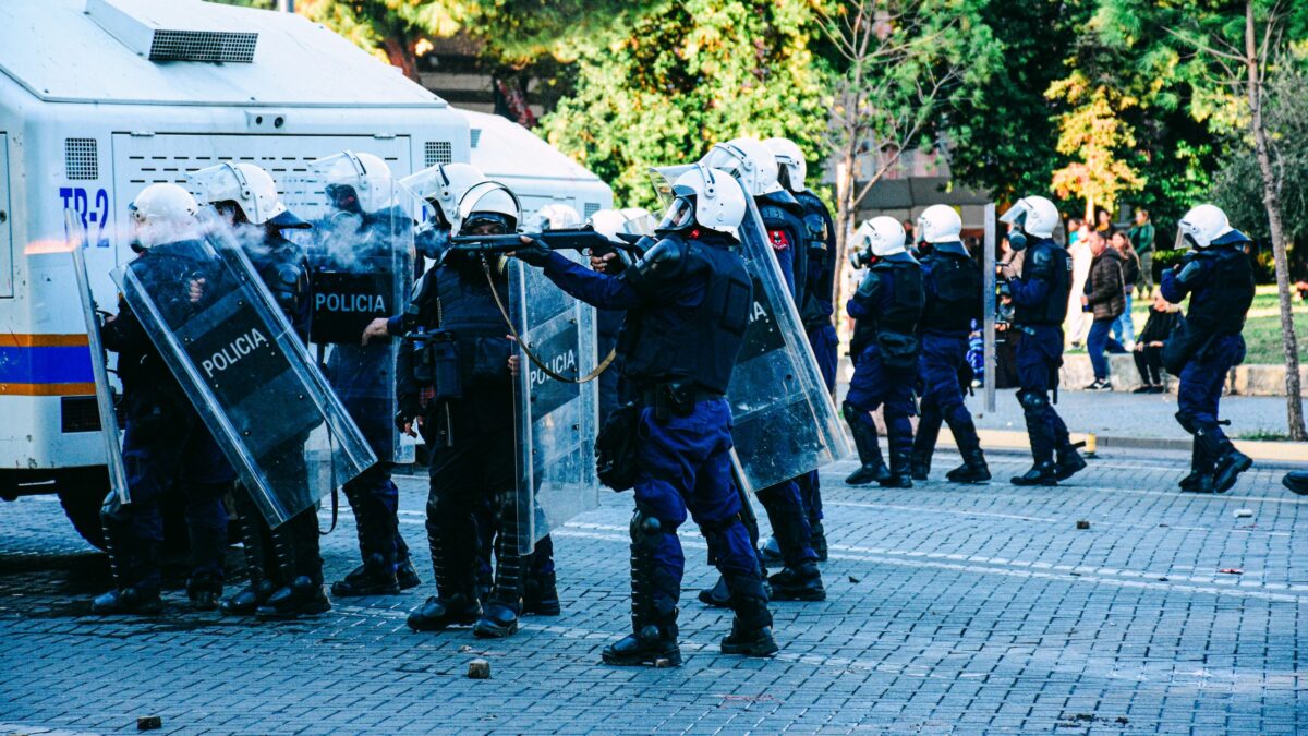 Shoqata e Gazetarëve raporton 21 raste dhune dhe pengimi ndaj medias gjatë protestave