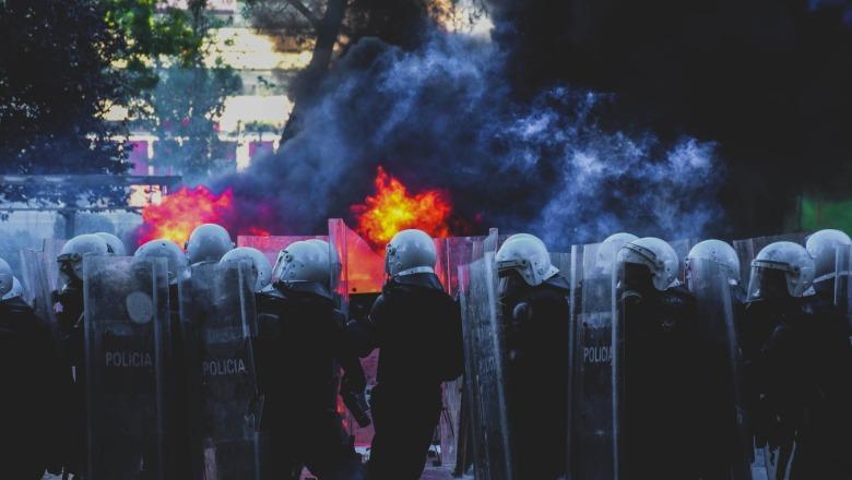 Duart e arta të pushtetarëve dhe dora e hekurt mbi qytetarët