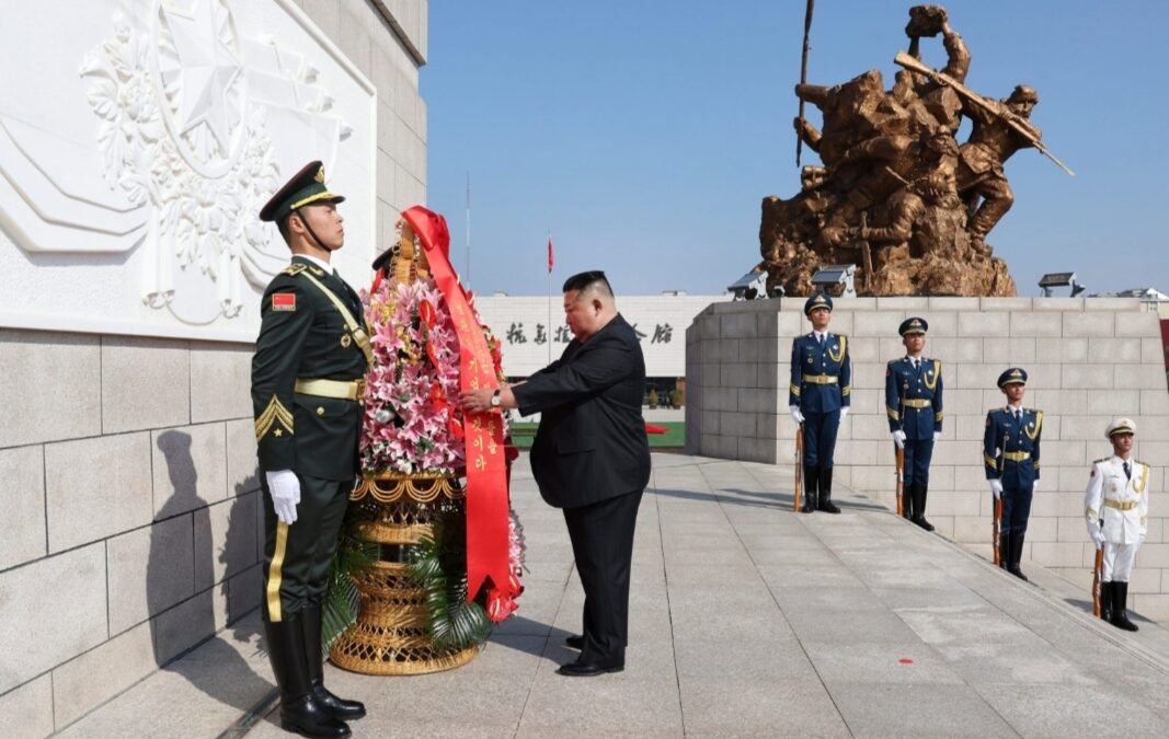 Kim Jong Un viziton papritur qytetin kufitar kinez
