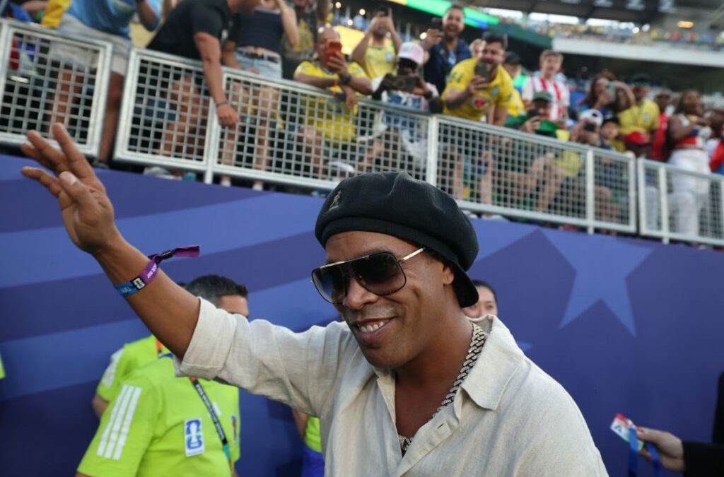 Ronaldinho rikthehet në futboll, zbulohet data e saktë