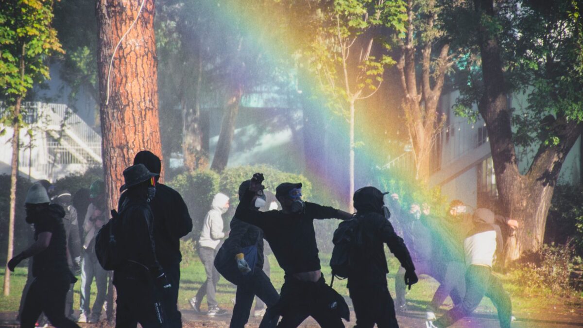 Dhuna ndaj të miturve ngre dyshime mbi reagimin e policisë në protesta