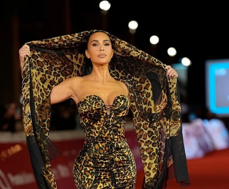Kim Kardashian mahnit në Romë me fustanin ikonë të YSL