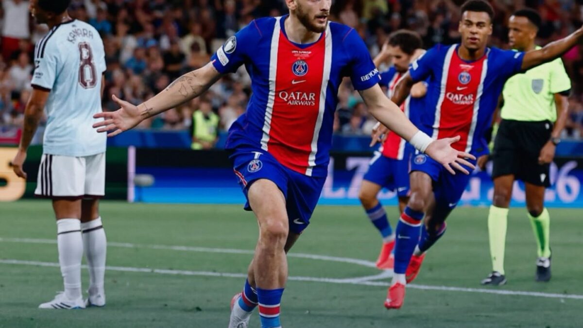 Kvaratskhelia humbi sezonin, PSG në bisedime me kampionin e botës