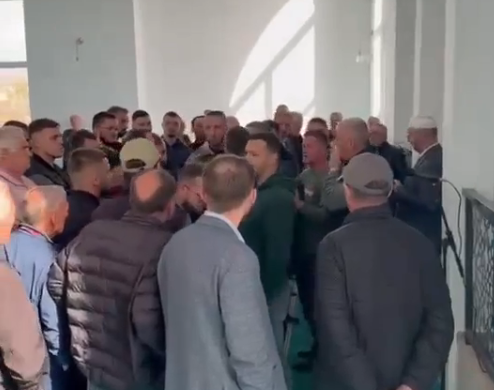 Policia hyn në xhami, banorët bllokojnë imamin e BIK-ut të falë namazin në Dumnicë