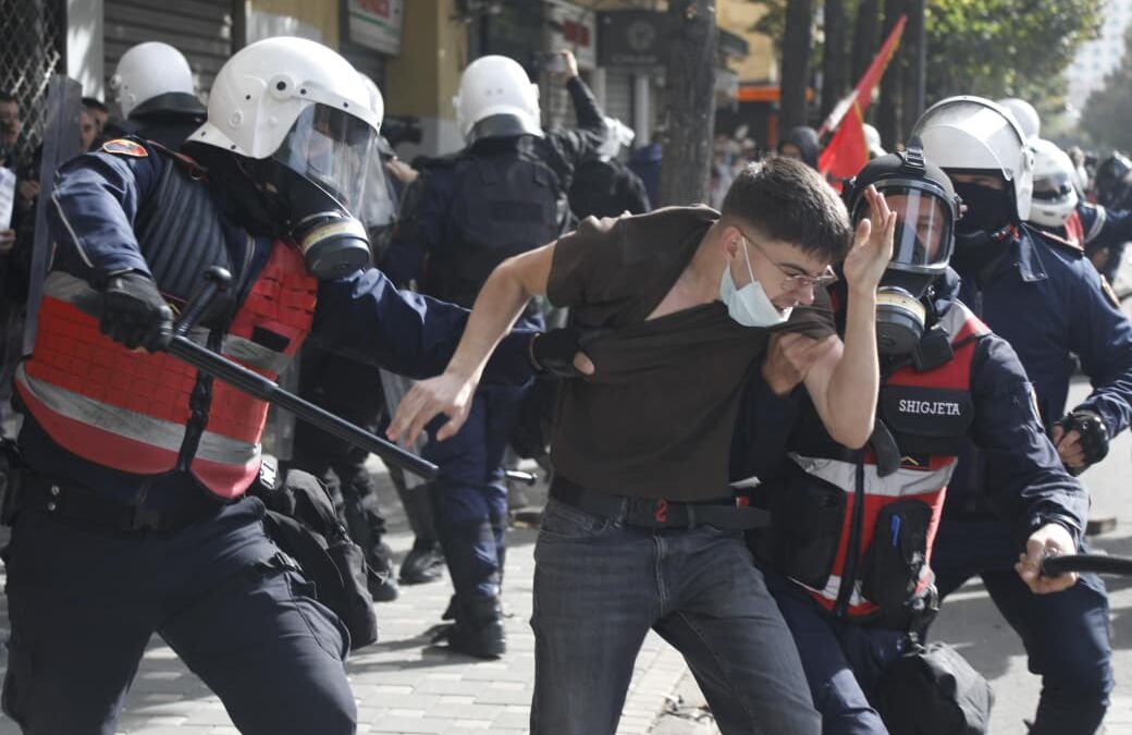 Arrestoje, por mos e qëllo në kokë, prindërit e protestuesve denoncojnë dhunën policore