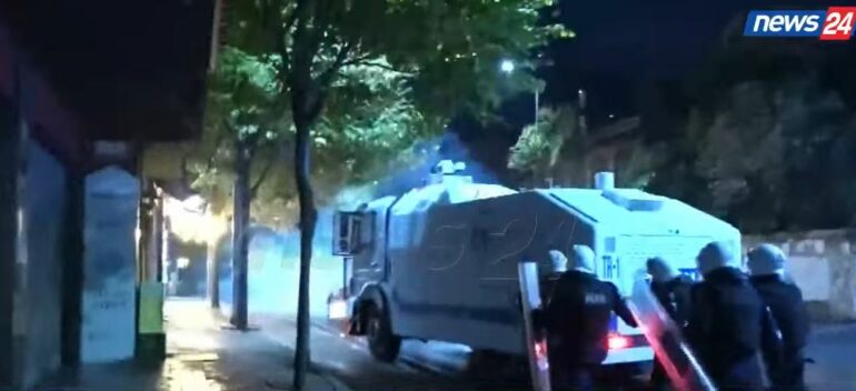 Policia ndjek protestuesit në Rrugën e Dibrës, studentët i vënë flakën kazanëve të mbeturinave