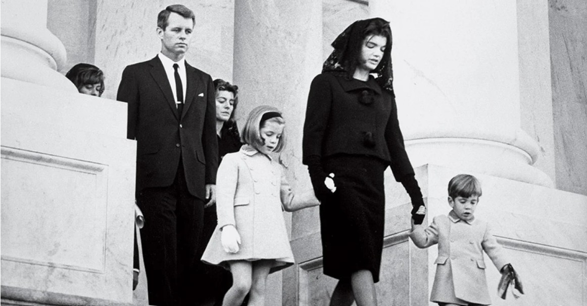 Tragjeditë e njëpasnjëshme të familjes Kennedy rikthejnë vëmendjen te mallkimi i saj