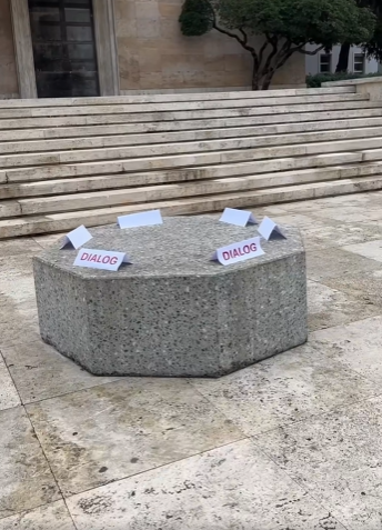 Edhe sot kërkon dialog