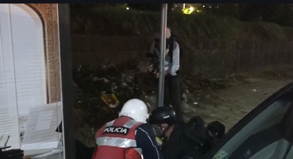 Protestuesi goditet me shkop gome dhe merret nga ambulanca