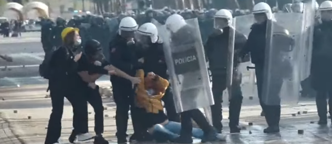 Qytetari shtrihet në bulevard gjatë protestës dhe refuzon të largohet