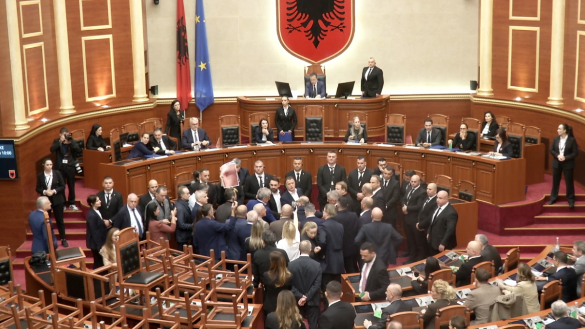 PS kërkon përjashtimin e 20 deputetëve të PD-së pas kaosit në Kuvend, 6 prej tyre për 60 ditë