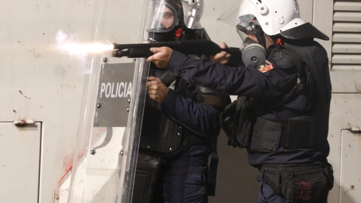 Gazetarë të Reuters plagosen nga plumbat e gomës të policisë