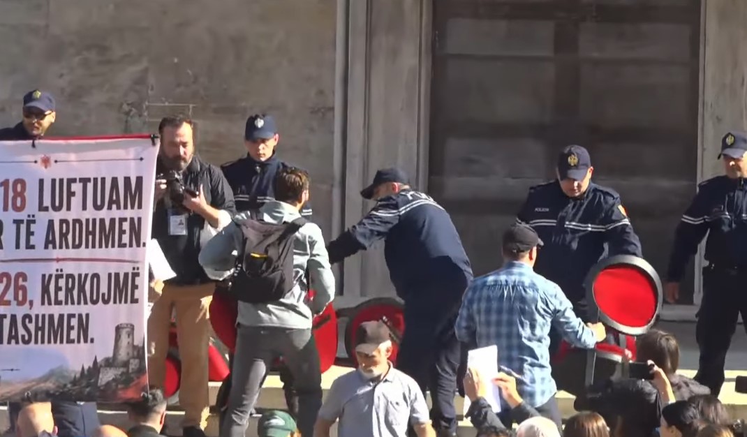 Pa dorëheqje nuk ka dialog, protestuesit përmbysin karriget e vendosura nga Rama para Kryeministrisë