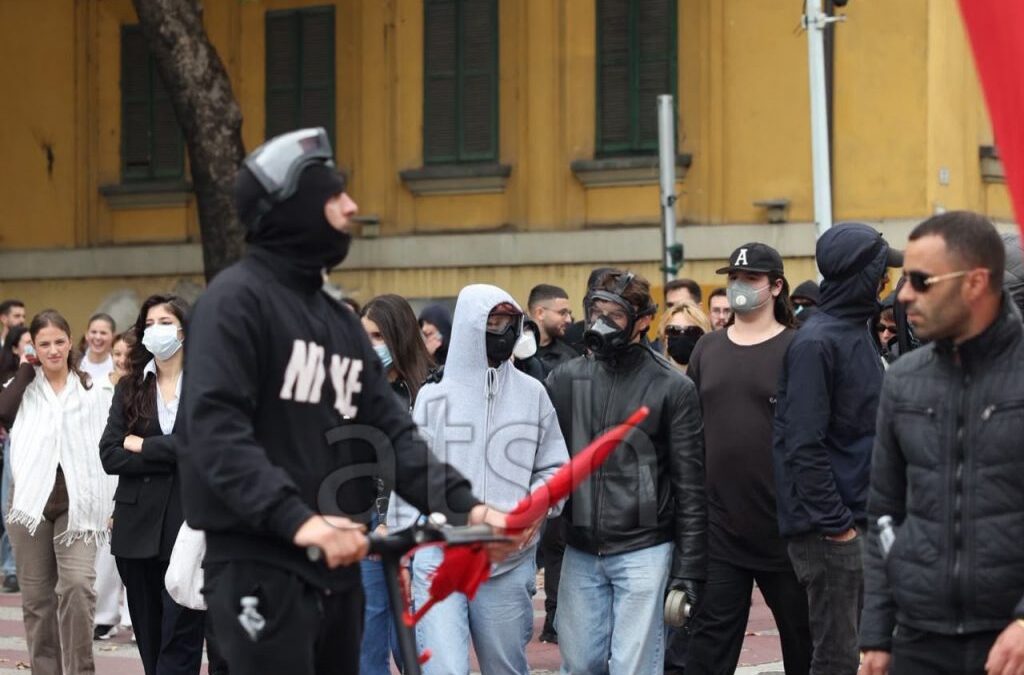 Të rinj dhe qytetarë protestojnë për të nëntën ditë radhazi para Kryeministrisë