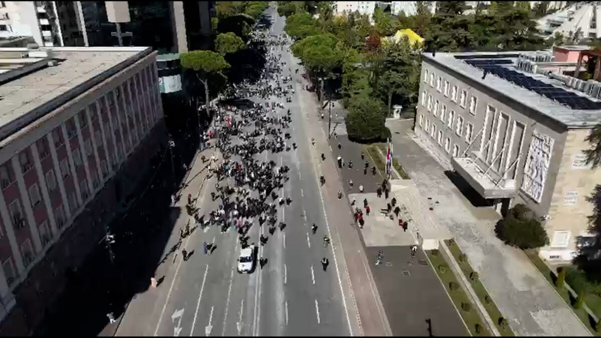 Protesta e PD në pamjet me dron, mungon Berisha dhe maskat, në krye të deputetëve Flamur Noka