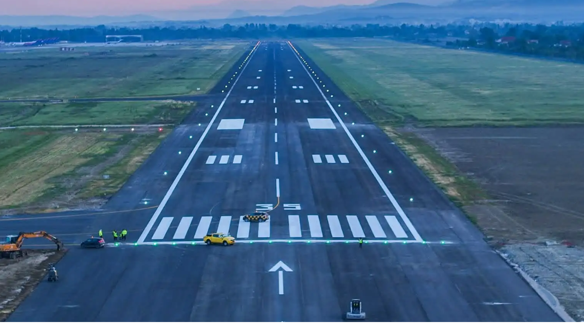 Aeroporti i Tiranës vijon investimet në pistë për sezonin 2027