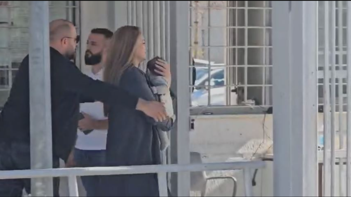 Ajola Xoxa shkon në burgun e Fierit me të porsalindurin për të takuar Erion Veliajn
