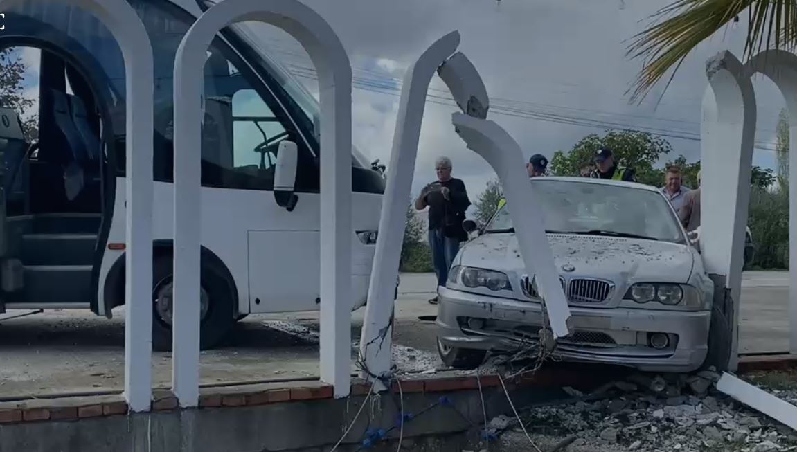 Autobusi me turistë përplaset me BMW në aksin Berat-Lushnjë, disa të lënduar
