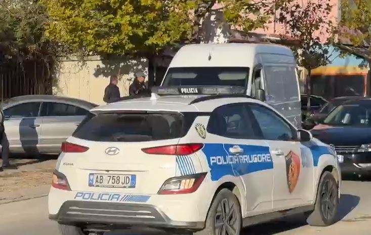 Aksident në aksin Fier-Patos, makina përplas gruan dhe e dërgon në spital