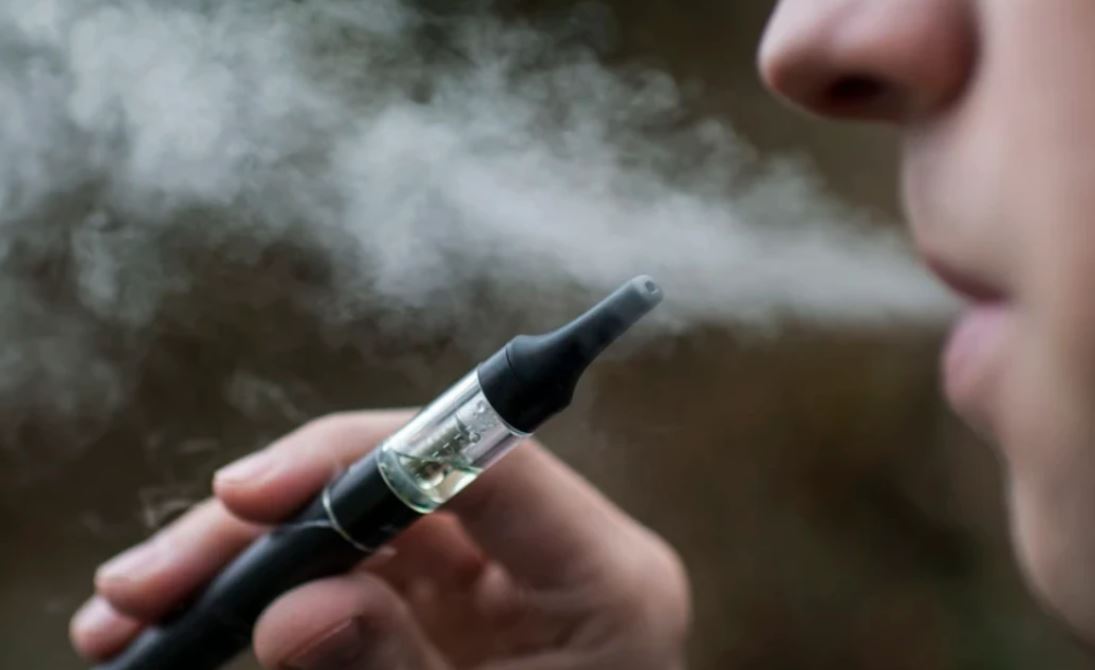 Alarm në Zvicër për blerjen online të cigareve elektronike nga të miturit
