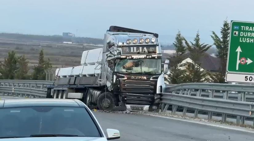 Aksident në bypassin e Fierit, përplasje mes betoniere dhe automjeti transporti, plagoset një drejtues