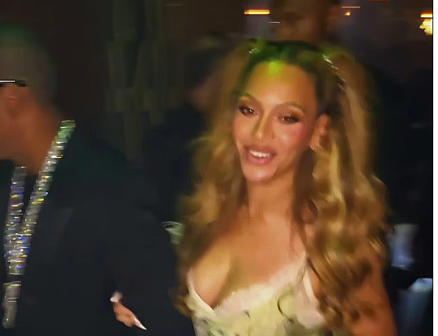 Beyonce mahnit me fustan të ngushtë në paraqitjen e rrallë me Jay-Z