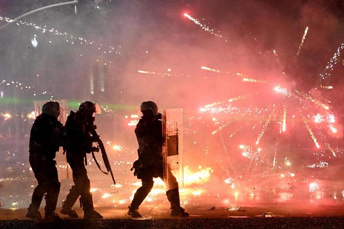 Koment – Nga Parisi në Tiranë, arsyet e valës së protestave të të rinjve evropianë