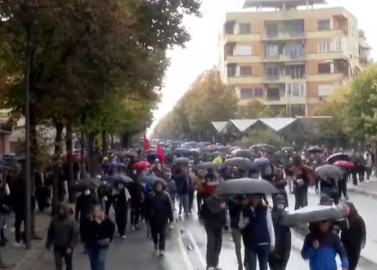 Protestuesit nisen marshimin drejt Kryeministrisë