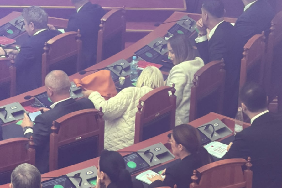 Deputetja e PS-së nga spitali në Kuvend për të votuar