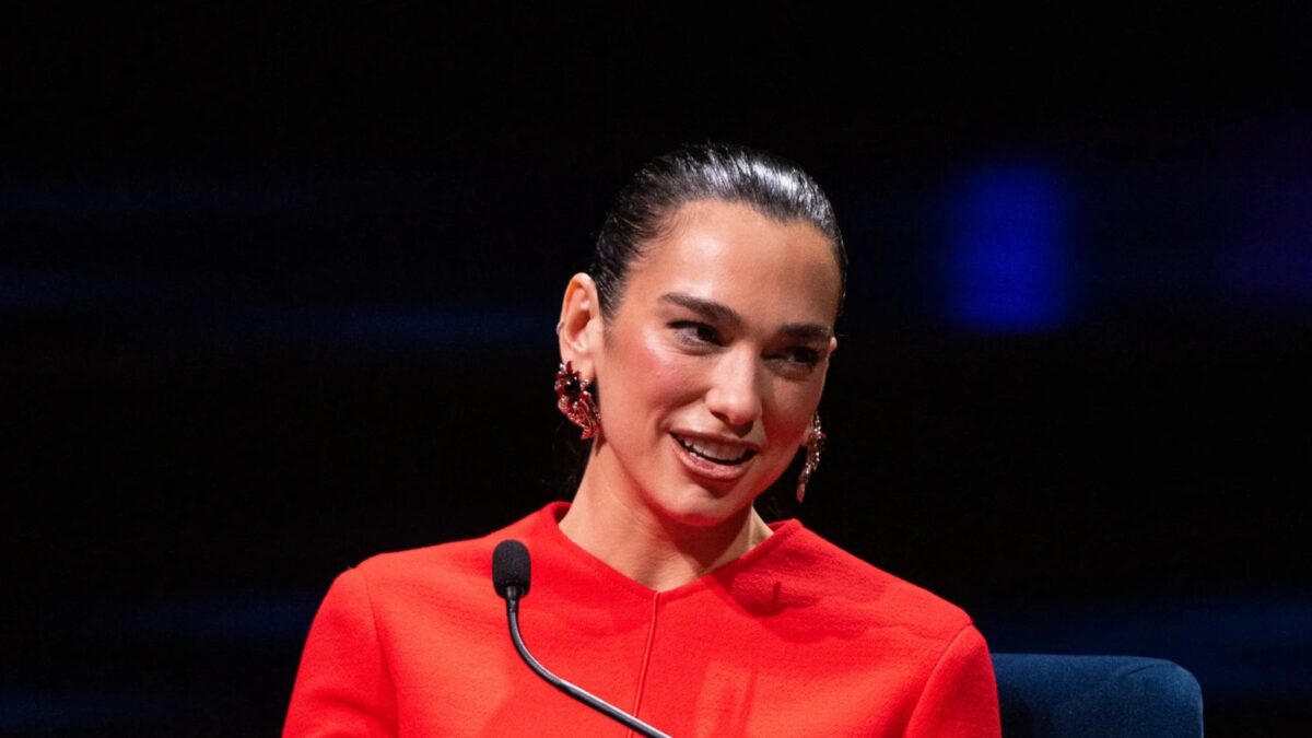 Dua Lipa mahnit në Londër me një trend të ri bukurie