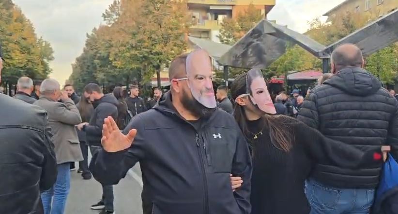 Dy të rinj në protestë me maska të Ramës dhe Ballukut, ironizojnë kryeministrin